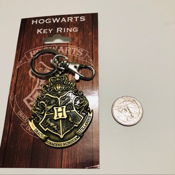 Hogwarts Crest Keychain - Picture 2 of 4